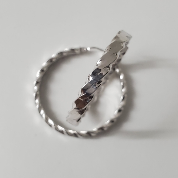 10K Gold Twisted Hoop Earrings: A Bold Statement of Elegance - Picture 2 of 8